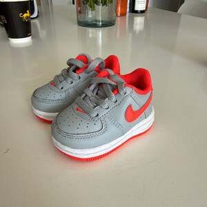 Nike Force 1 Baby & Toddler Shoes Light Smoke Grey/Bright Crimson CZ1691-005 Siz